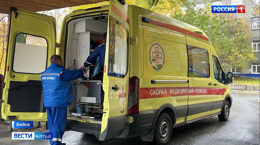 Подростка, на которого в Солтонском районе напал медведь, доставили в Москву для продолжения лечения
