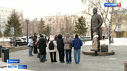 Педуниверситет стал первым вузом, для студентов которого провели экскурсию у памятника Достоевскому в Барнауле