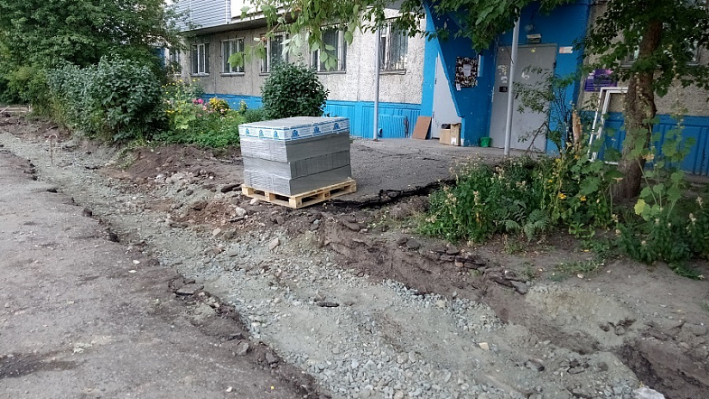 Жители трёх барнаульских высоток скинулись на ремонт двора