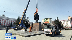 Памятник Ленину на площади Советов в Барнауле водрузили на постамент