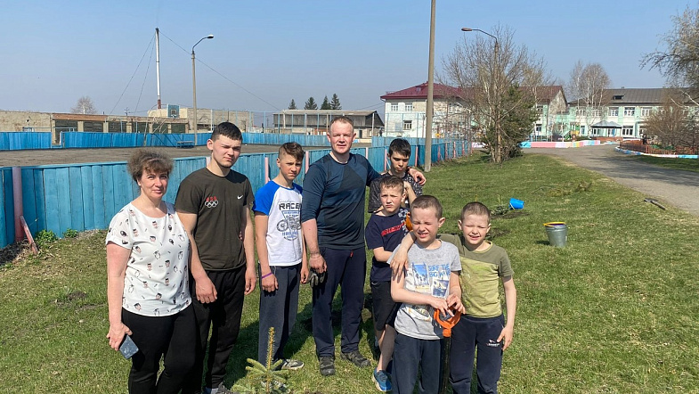 «На одно уничтоженное дерево – посадить два»: как житель Заринска делает город вечнозелёным