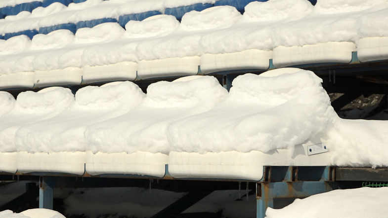 На стадионе «Динамо» накануне матча очистили от снега футбольный газон