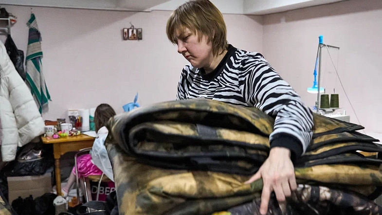 В Барнауле женщины-волонтёры шьют удобную одежду для раненых участников СВО