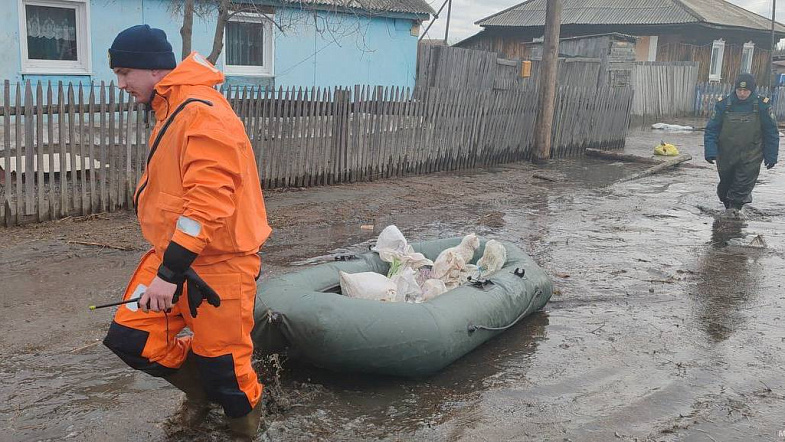 Более 2500 человек спасателей, пожарных, полицейских помогают населению в дни паводка