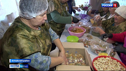 Группа волонтёров «Фронт» делают сухой борщ из алтайских овощей и сушат фрукты