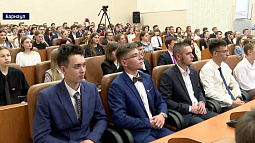 Губернатор Виктор Томенко встретился с лучшими выпускниками 2023 года