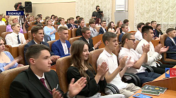 В Бийске и Барнауле сегодня чествовали лучших выпускников школ 2025 года