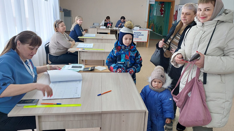 Второй день выборов в Алтайском крае: люди идут голосовать семьями и коллективами