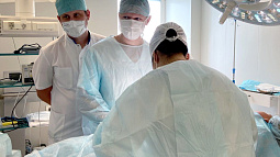 Барнаульские врачи спасли жизнь 16-летнему подростку, который упал с электросамоката и получил разрыв селезёнки