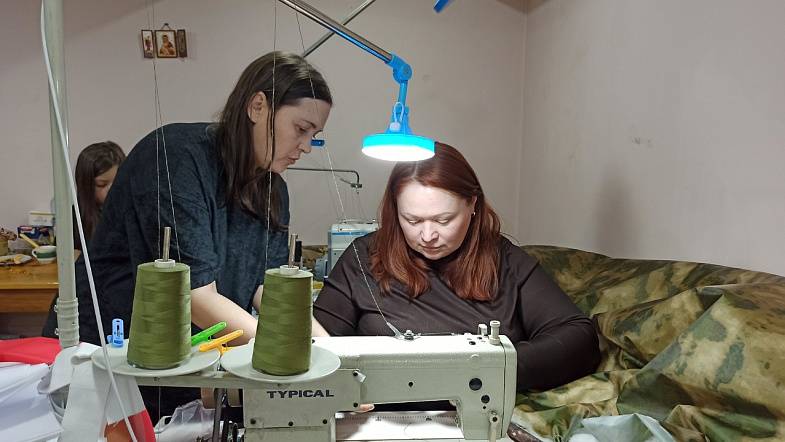 В Барнауле женщины-волонтёры шьют удобную одежду для раненых участников СВО