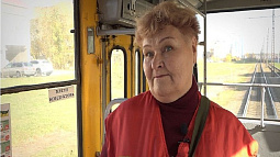 Пассажирка барнаульского трамвая №7 решила сделать подарок самому доброму кондуктору города Вере Кирилловой