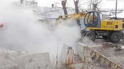 В Барнауле всю ночь устраняли коммунальную аварию на Профинтерна