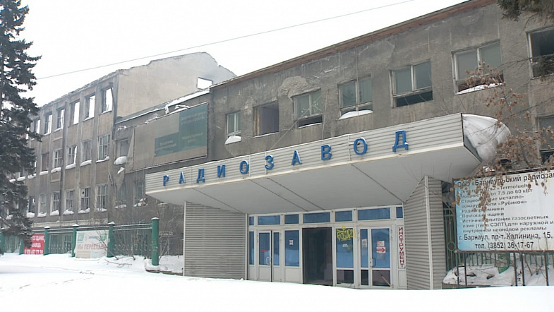 На территории Барнаульского радиозавода произошёл крупный пожар  (фото)