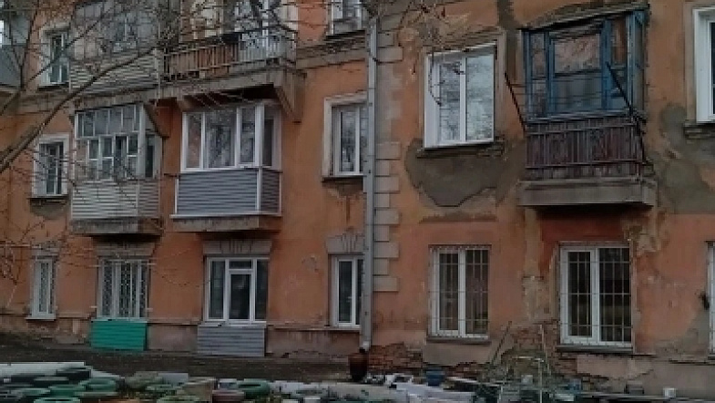 В Рубцовске определят судьбу аварийного дома, где на ребёнка упал потолок