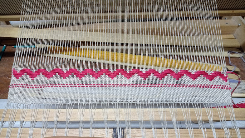 Жительница Тогульского района научилась ткать шарфы и палантины и теперь продаёт их по всему миру 