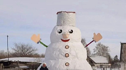 Гигантский 5-метровый снеговик появился в Курьинском районе