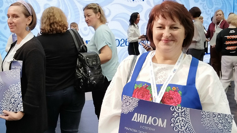 Павлопасадские платки, доставшиеся в наследство, помогли жительнице Кытманово победить во всероссийском конкурсе