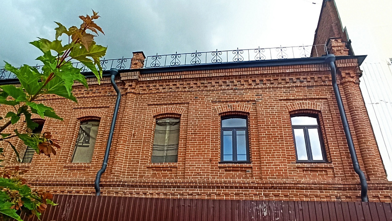 В Барнауле кот наследил в истории: при реставрации универмага Суховых нашли кирпич с кошачьим отпечатком