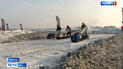 Несмотря на мороз, в Барнауле провели гонки на снегоходах и сноубайках
