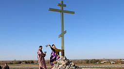 В Поспелихинском районе установили поклонный крест в память о погибших на СВО