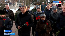 Сибирский полпред и первые лица края возложили цветы к Мемориалу Славы