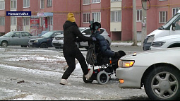 Маломобильные жители Новоалтайска жалуются на недоступную городскую среду