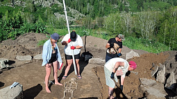 Двойное захоронение древних людей нашли в Чарышском районе