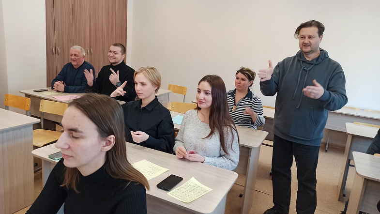 Алтайские радийщики, газетчики и телевизионщики побывали на уроке русского жестового языка