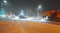 Барнаульские дорожники продолжают непрерывную уборку снега