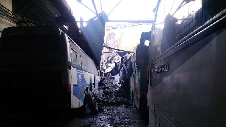 В Барнауле на пассажирские автобусы рухнула крыша автобазы