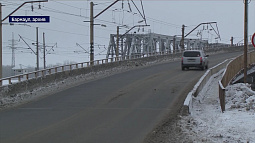 Сегодня ночью в Барнауле временно закроют движение по старому мосту через Обь
