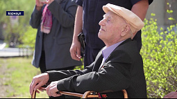 Десятки парадов в эти дни гремят во дворах Барнаула