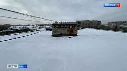 Жители барнаульской многоэтажки уже 10 лет вынуждены мириться с сыростью и ручьями в квартирах и подъездах