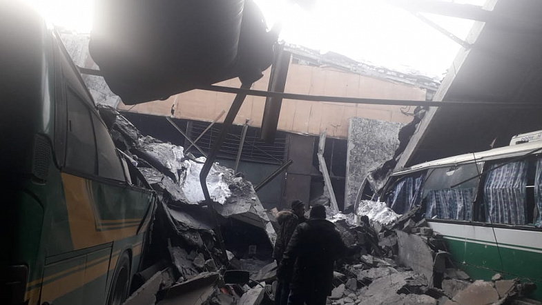 В Барнауле на пассажирские автобусы рухнула крыша автобазы