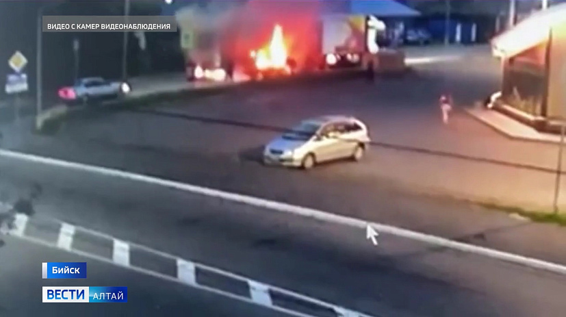 Сотрудники транспортной полиции спасли водителя из горящего грузовика