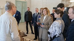 Лучшие алтайские мастера представили свои работы российским сенаторам