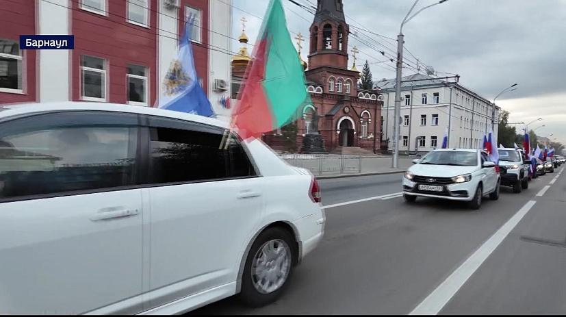 В Барнауле прошёл праздничный автопробег