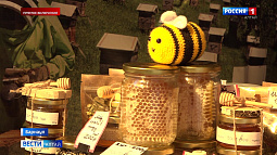 На площади Сахарова в Барнауле отмечают Медовый Спас