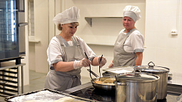 Блины, гречаники и кулебяка: в школах Барнаула детей будут кормить блюдами русской кухни