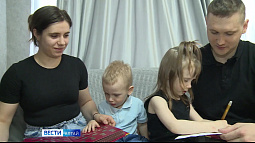 Родители двух и более детей в Алтайском крае теперь могут оформить новую меру ежегодной соцподдержки