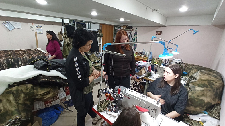 В Барнауле женщины-волонтёры шьют удобную одежду для раненых участников СВО