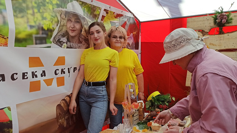 В Солтоне впервые провели медовый фестиваль, чтобы помочь пчеловодам со сбытом продукции