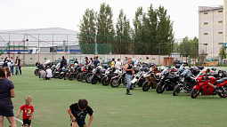 Барнаульские байкеры заехали на газон стадиона ХК «Коммунальщик» с акцией поддержки