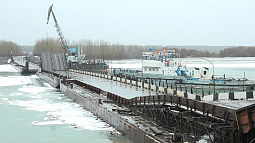 В Бийске демонтировали понтонный мост через Бию