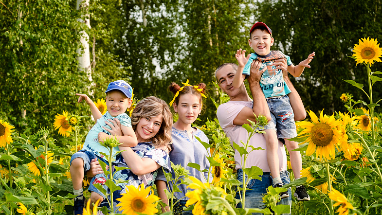 На Алтае начался сезон фотосессий в подсолнухах