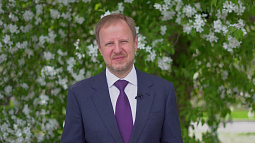 Виктор Томенко поздравил выпускников Алтайского края