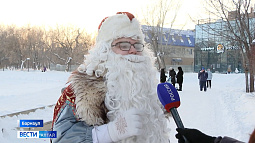 В барнаульском парке «Изумрудный» каждый день дежурит Дед Мороз