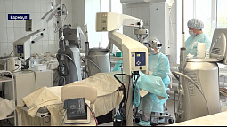 Алтайские хирурги-офтальмологи проводят уникальную операцию для сохранения зрения