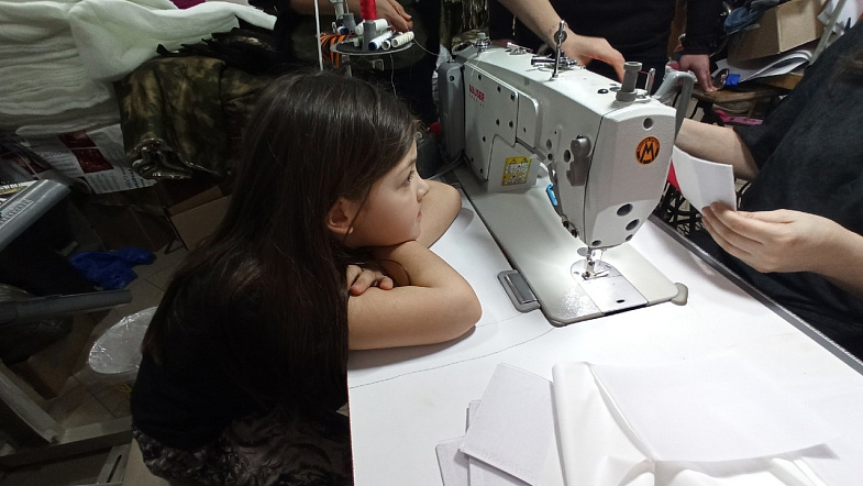 В Барнауле женщины-волонтёры шьют удобную одежду для раненых участников СВО