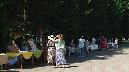 Ярмарка ремесленников с праздничными гуляньями развернулась сегодня на территории барнаульского санатория «Обь»